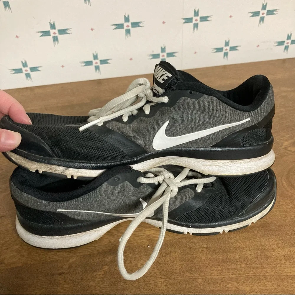 NIKE Lightweight Gray & Black Gym Shoes 8